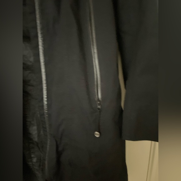 lululemon black rain jacket size 2 - Picture 6 of 9